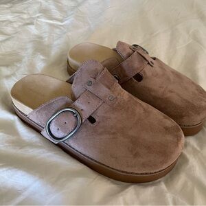 Women’s American eagle clog shoes